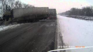—мотреть онлайн Страшная авария грузовиков
