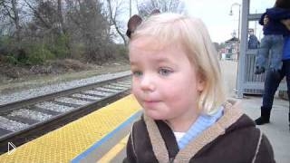 —мотреть онлайн Девочка радуется приезду поезда