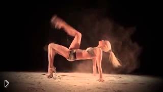 —мотреть онлайн Захватывающий танец девушки в песке