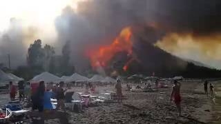 —мотреть онлайн Лесной пожар в Анталии спустился к пляжу 29.06.2014