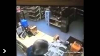 —мотреть онлайн Хозяин магазина вставил грабителю в рот свой пистолет