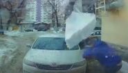 —мотреть онлайн Подборка: Снег падает с крыш на автомобили