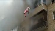 —мотреть онлайн Люди из-за пожара выпрыгивают с балкона