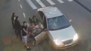 —мотреть онлайн Русский пешеход разбил чужой автомобиль