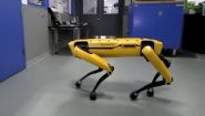 —мотреть онлайн Роботы, которые научились открывать двери